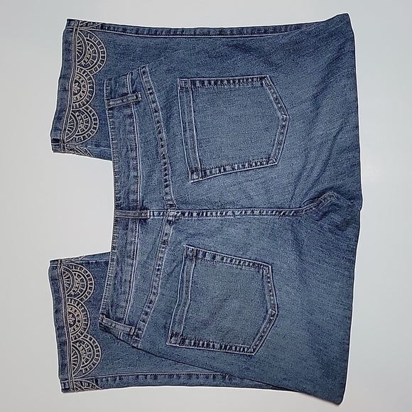 Coldwater Creek Natural Fit Medallion Crop Capri Denim Blue Jean Embroidered 6 - Picture 2 of 10